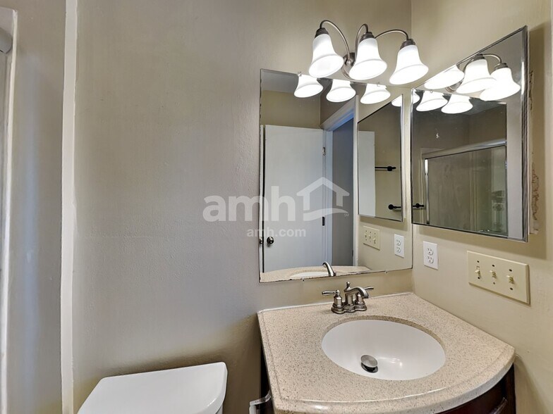 Building Photo - 8612 Oak Creek Dr