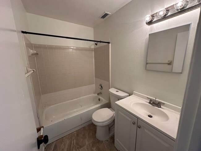 Building Photo - Charming 3 Bed 2 Bath home in the heart of...