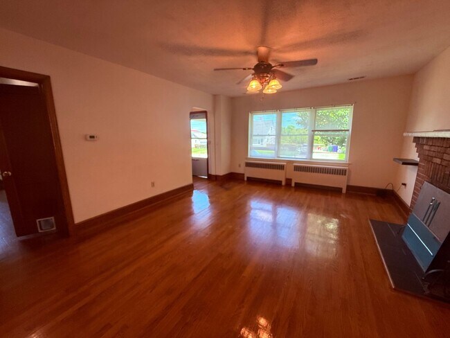 Building Photo - Pet Friendly 3 Bedroom, 2 Bath Home with Hardwood Floors