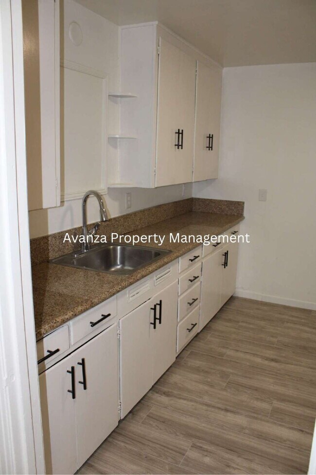 Building Photo - Fresno Mayfair District - 4 Bedroom Home  1 Year Lease