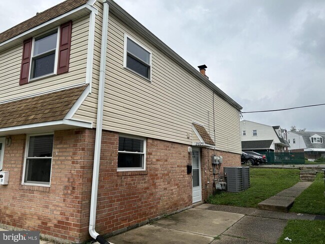 Building Photo - 2625-2627-2627 Parkside Terrace