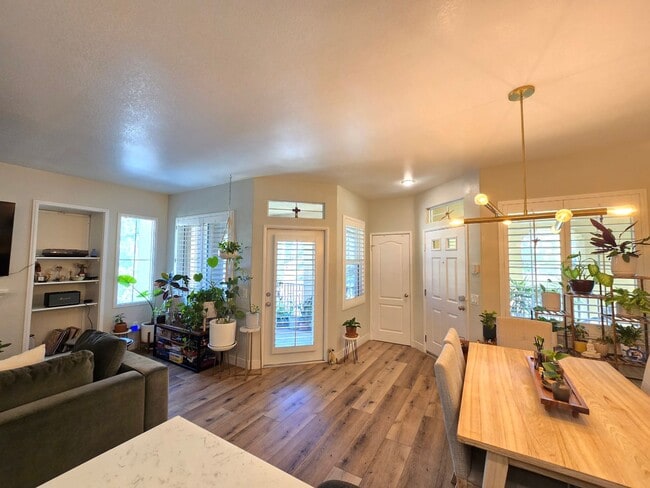 Building Photo - Beautiful Upgraded 2 Bedroom 2 Bathroom Townhouse in Gated Community – Santa Clarita