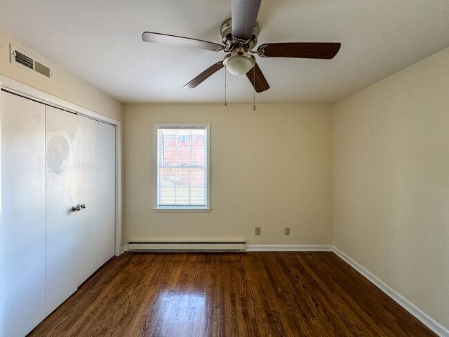 Building Photo - Conveniently Located 2 Bed 1.5 First Floor Unit