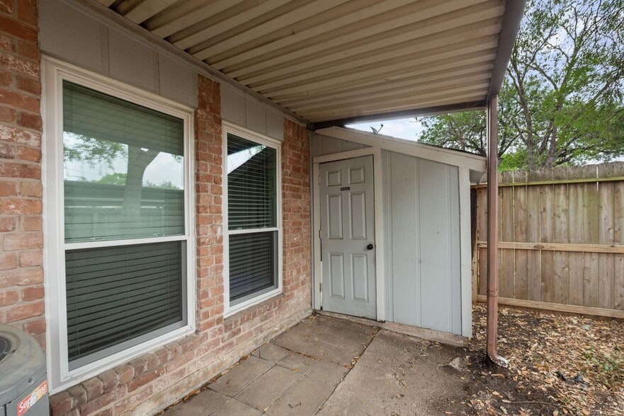 Building Photo - 11805 Southlake Dr