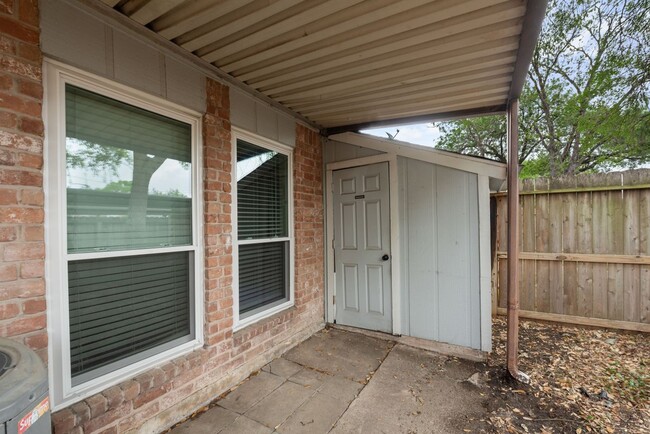 Building Photo - 11805 Southlake Dr
