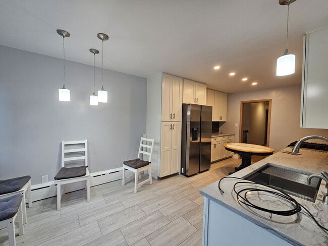 Building Photo - 2025 Lee St