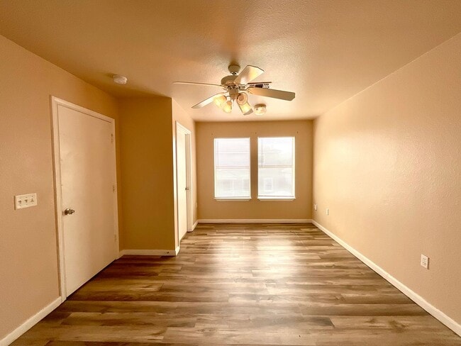 Building Photo - **APPLICATION RECEIVED** *MOVE IN SPECIAL* Spacious 3BR Two-Story Near Lackland AFB with Fenced B...