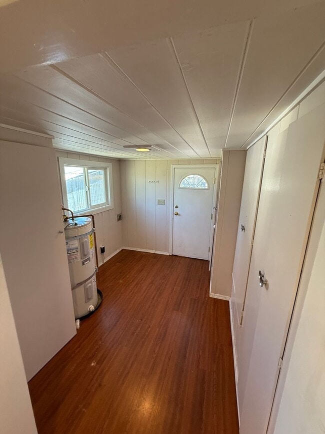 Building Photo - Adorable Renovated Farmhouse!