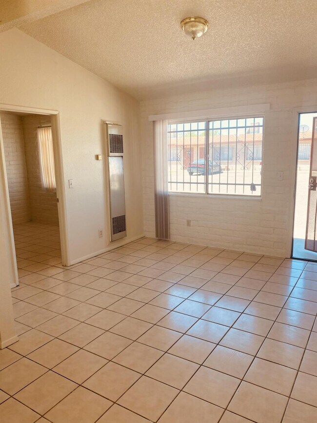 Primary Photo - 5760 S Park Ave