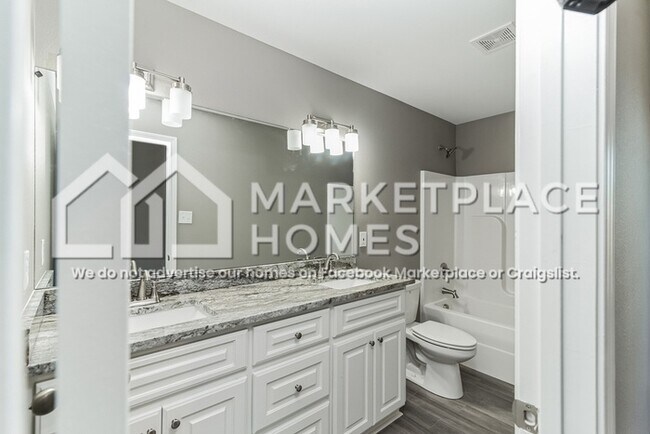 Building Photo - 904 W 23rd St