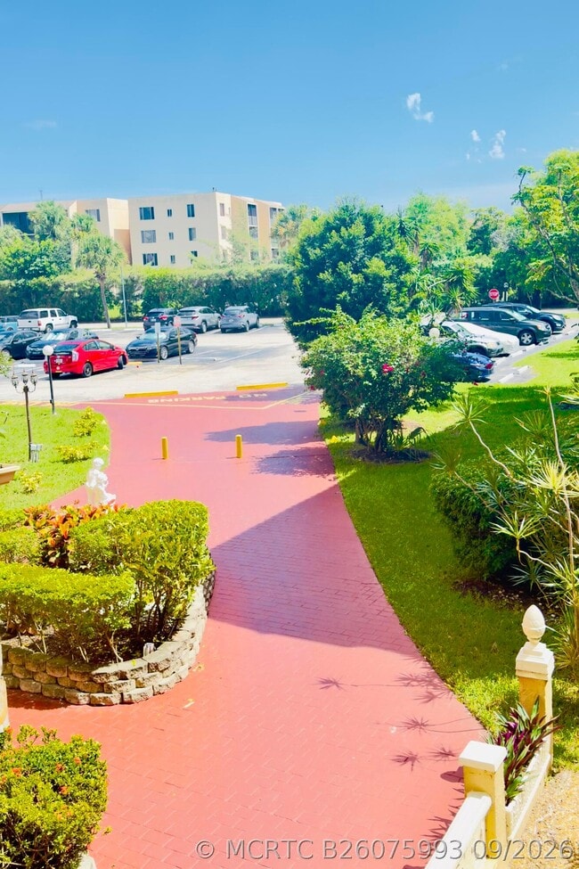 Building Photo - 2801 Somerset Dr