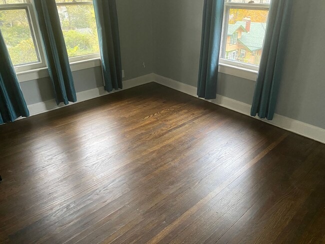 Building Photo - Duplex walking distance to Rockhurst Unive...