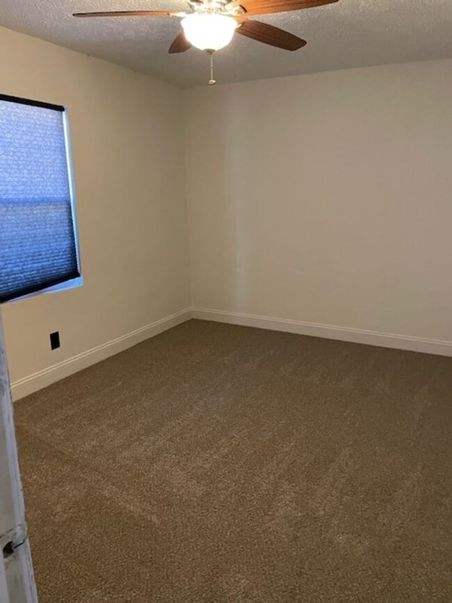 Building Photo - 2bd/1ba Bungalow Available Now!!