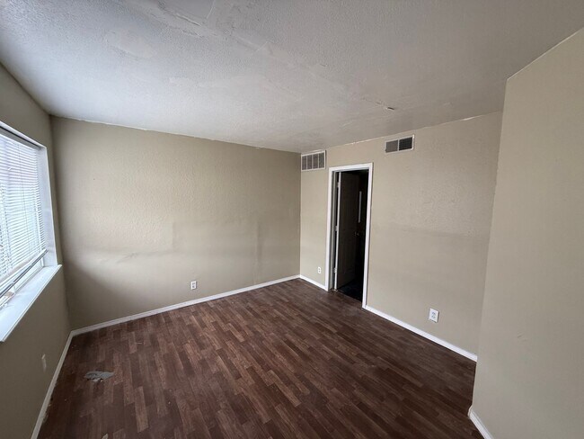 Building Photo - For lease! 1 bed, 1 bath condo