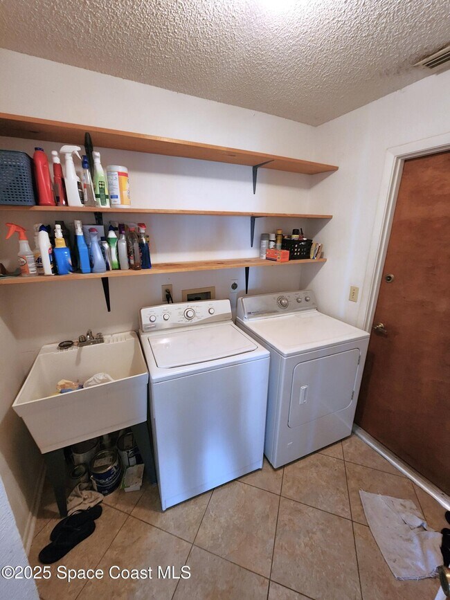 Building Photo - 1244 Lakeview Dr