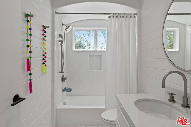 Building Photo - 835 Superba Ave