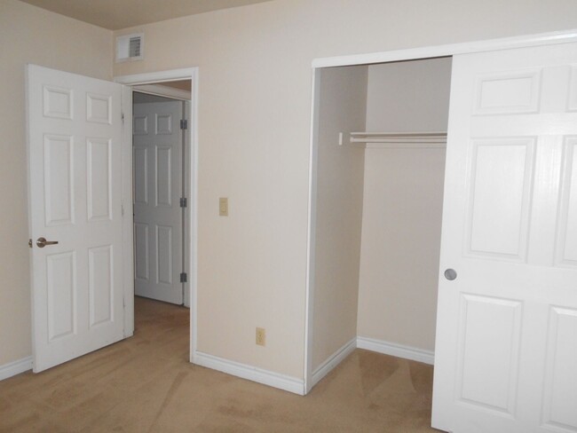 Building Photo - Two Bedroom Condo in Gated Community with ...