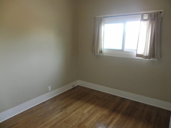 Building Photo - 324 Vista Pl