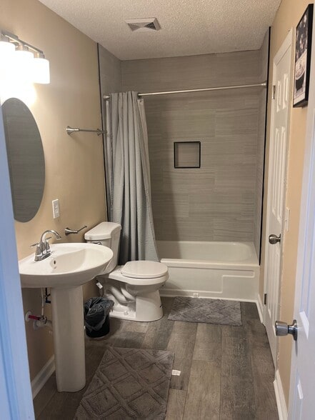 Building Photo - 1016 Flamingo Dr