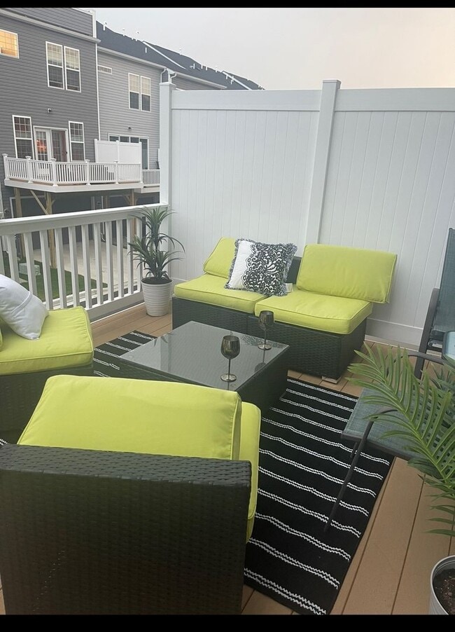 Building Photo - 3 Bedroom 2.5 Bathroom Open Floor Plan