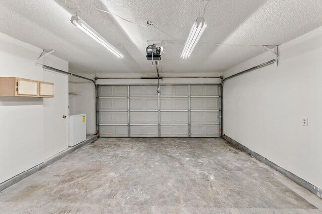 Building Photo - 1402 Oakmeadows Cove