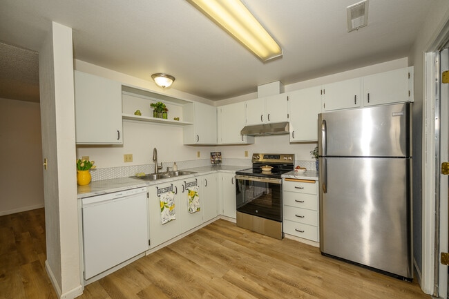 Kitchen - 418 S Quillan Plz