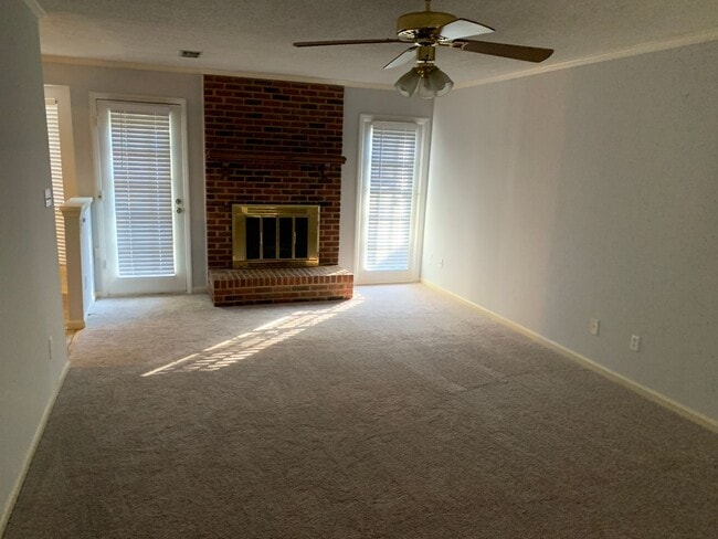 Building Photo - Lovely 3BR home in Raintree with fenced in...