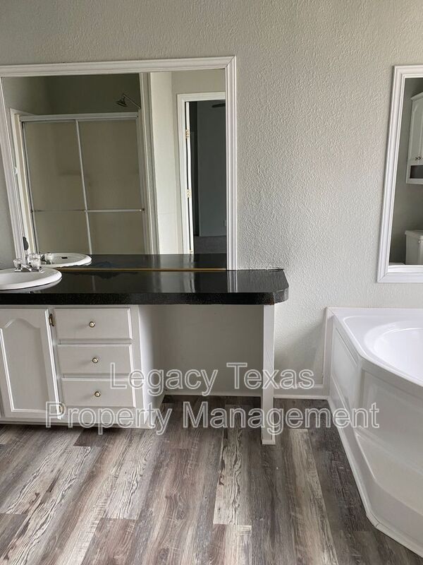 Building Photo - 404 E Westhill Dr