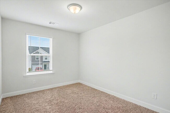 Building Photo - Like New 3 Bed, 2.5 Bath End Unit Townhome in Richmond Hill