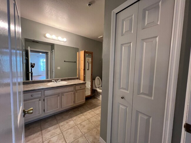 Building Photo - Great Condo for rent!