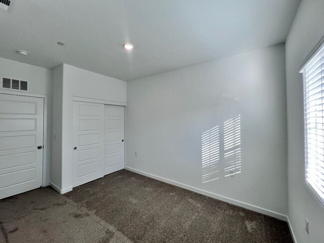 Building Photo - $3195.00 Ashlan & Highland, 5 Bedroom House - Buckingham Ave, Clovis - Solar Panels