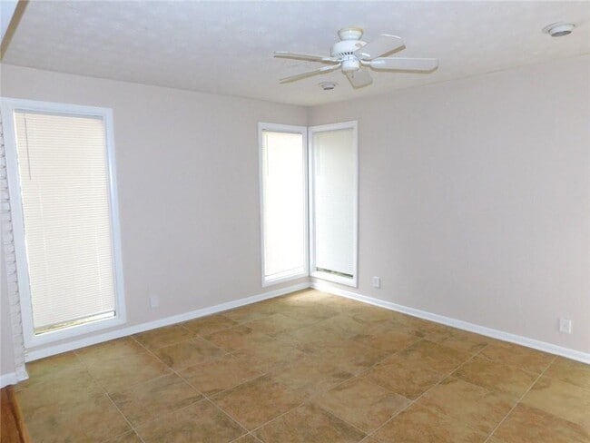 Building Photo - 626 Indian Hills Pkwy NE