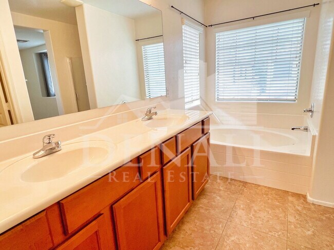Building Photo - 113 E Palomino Dr