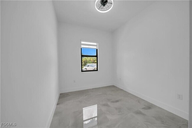 Building Photo - 711 Roma Ave S