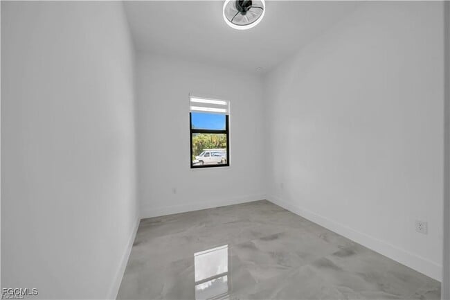 Building Photo - 713 Roma Ave S