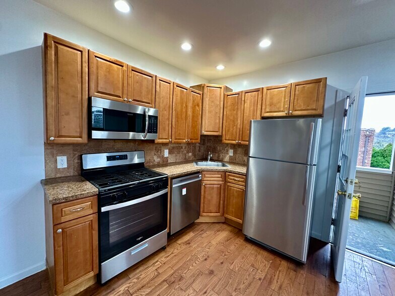 Building Photo - 37 Independence St