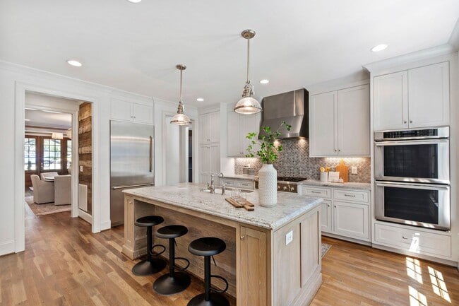 Building Photo - Custom Built 4BD, 4BA Home with Bonus Room...