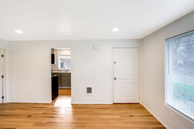 Building Photo - Cute 1 bedroom, 1 bathroom home near downt...