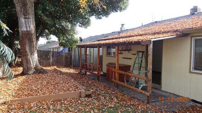 Building Photo - **AVAILABLE SOON** 3 Bedroom RANCH STYLE in Hillsboro!