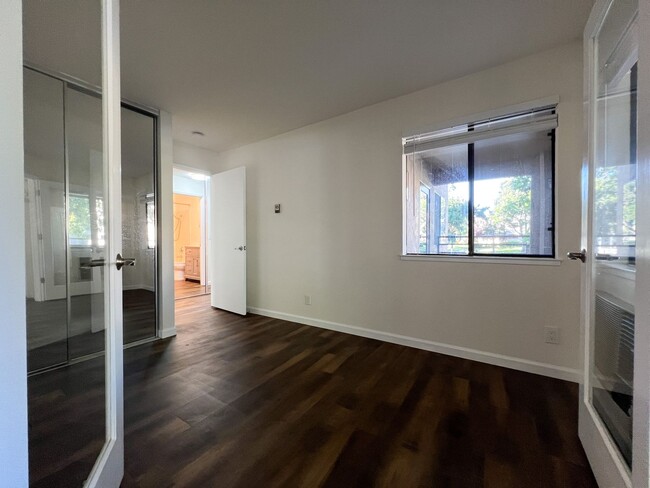 Building Photo - Renovated Fremont 2 Bed / 1 Bath Condo wit...