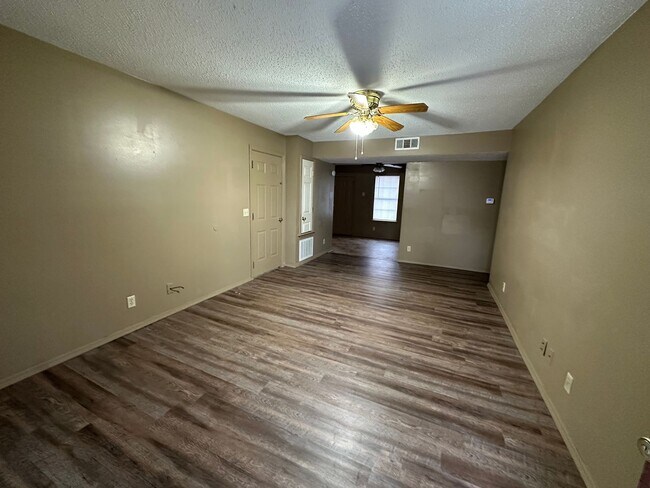 Building Photo - Come look at this 3-bedroom 1.5-bathroom home.