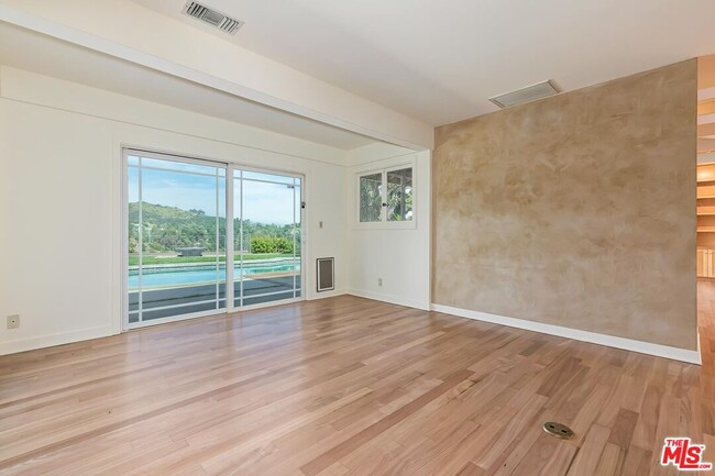 Building Photo - 2670 Carmar Dr