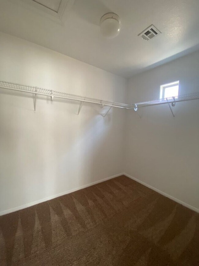 Building Photo - Southern Highlands 4 Bedroom- Single Famil...