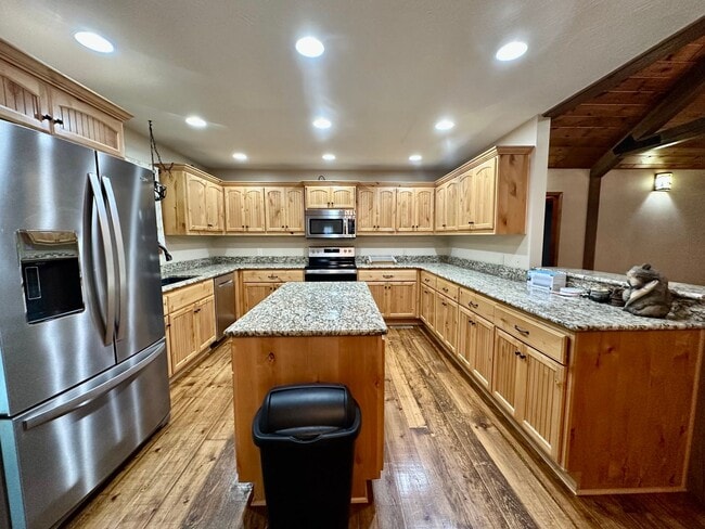 Building Photo - 3 bed 2 bath Home in Fordland with 5 acres and a shop