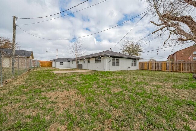 Building Photo - 300 Lane Dr