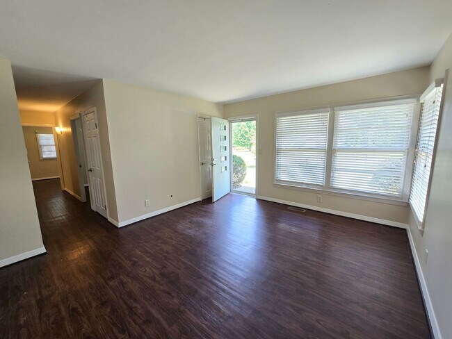 Building Photo - Newly remodeled 3 bed/1 bath home with a 1...