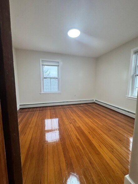 Building Photo - 35 Humes St