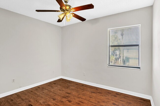 Building Photo - 208 Hopkins St