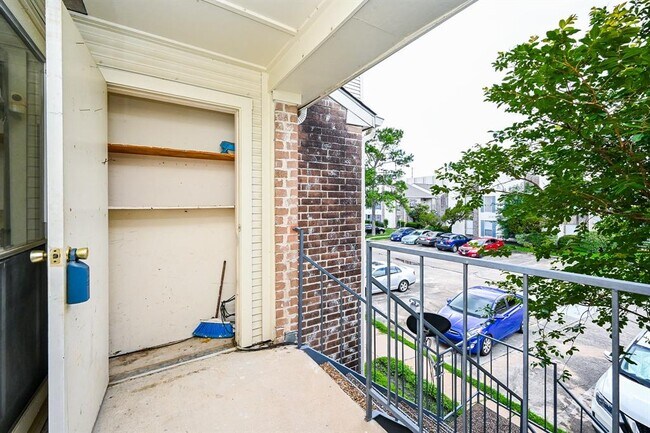 Building Photo - 3900 Woodchase Dr