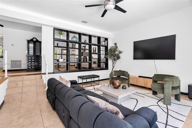 Building Photo - 660 NE 121st St